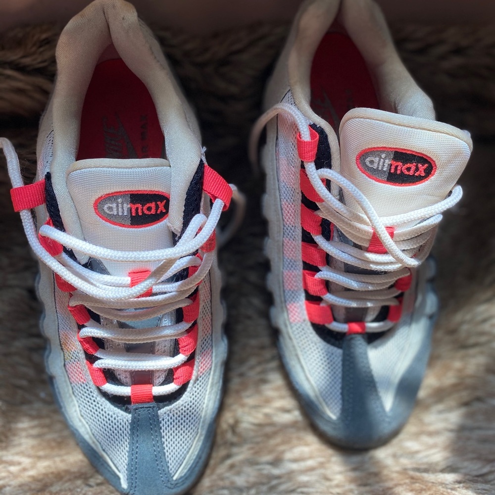 NIKE air max size 6Y In great condition!!!!!